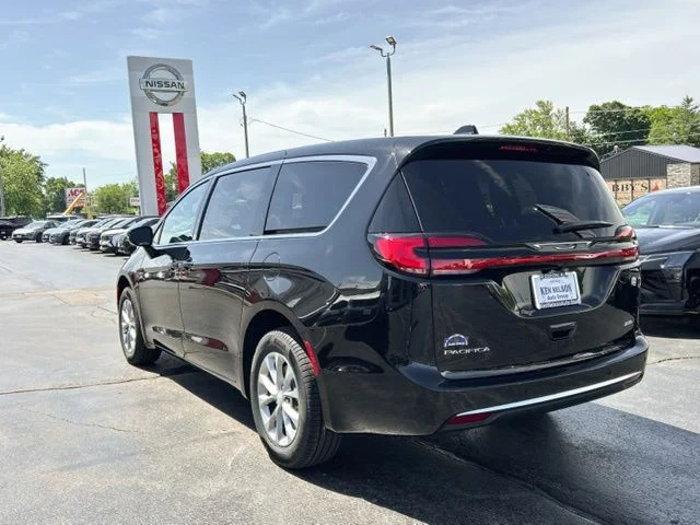 New 2027 Diamond Black Crystal Pearl-Coat Exterior Paint Chrysler Select image 7