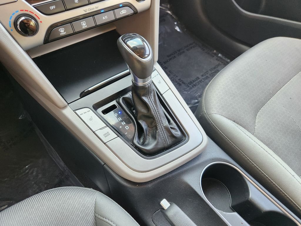 Used 2017  Hyundai SE image 21