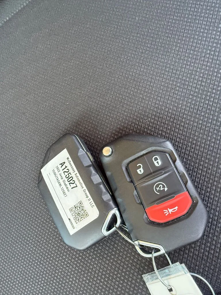 Used 2022 Black Jeep Altitude image 26