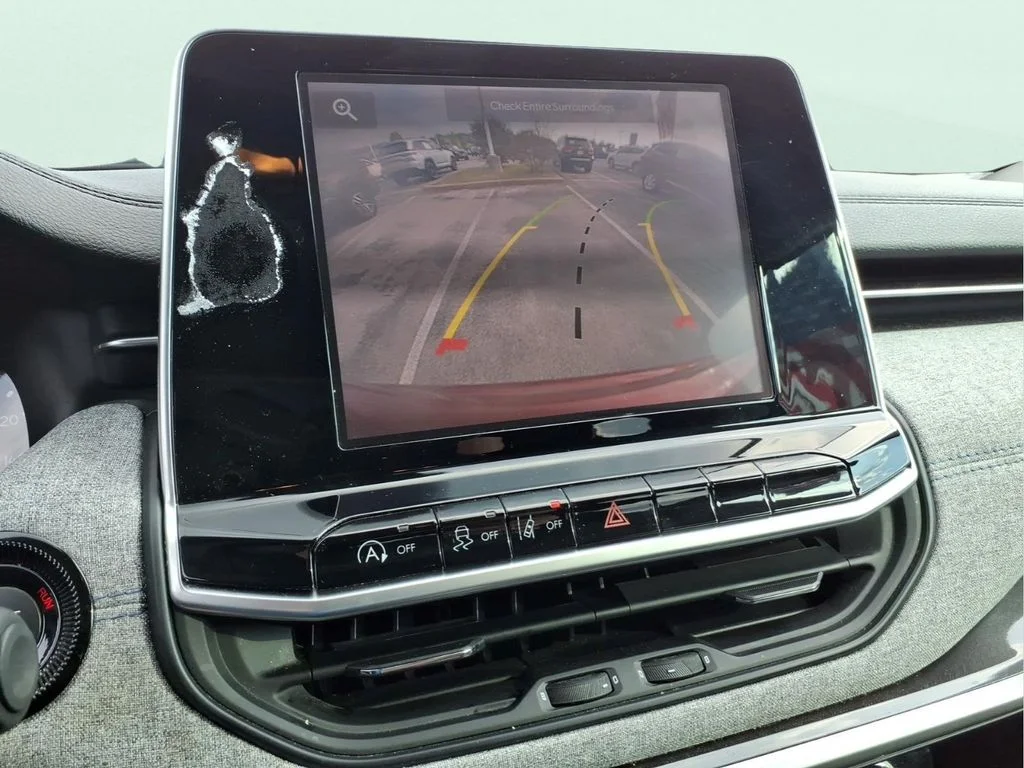 Used 2022 Red Jeep Latitude image 28