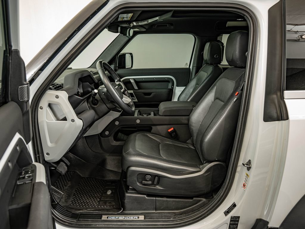 Used 2023 White Land Rover X-Dynamic SE image 30