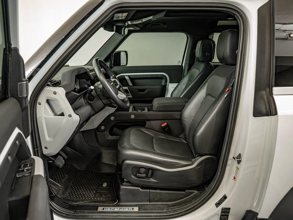 Used 2023 White Land Rover X-Dynamic SE image 30