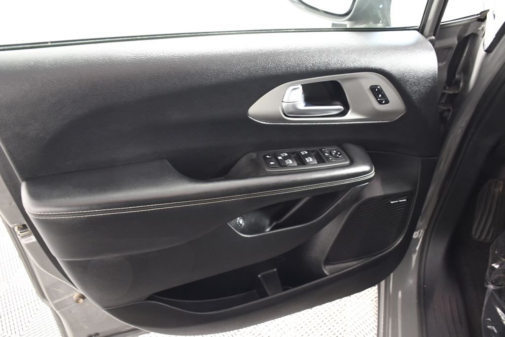 Used 2022 Ceramic Gray Clearcoat Chrysler Limited image 14