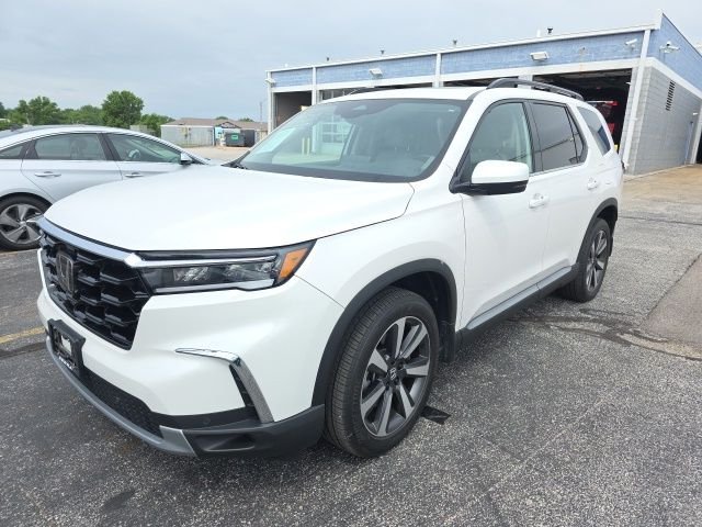 2025 Honda Pilot Touring AWD's photo