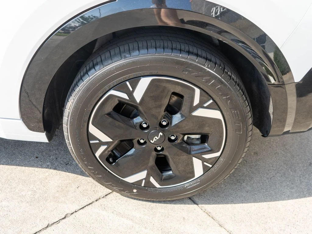 Certified Used 2023 White Kia Wind image 29