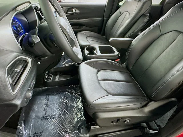 Certified Pre-Owned 2025 Chrysler Pacifica Select