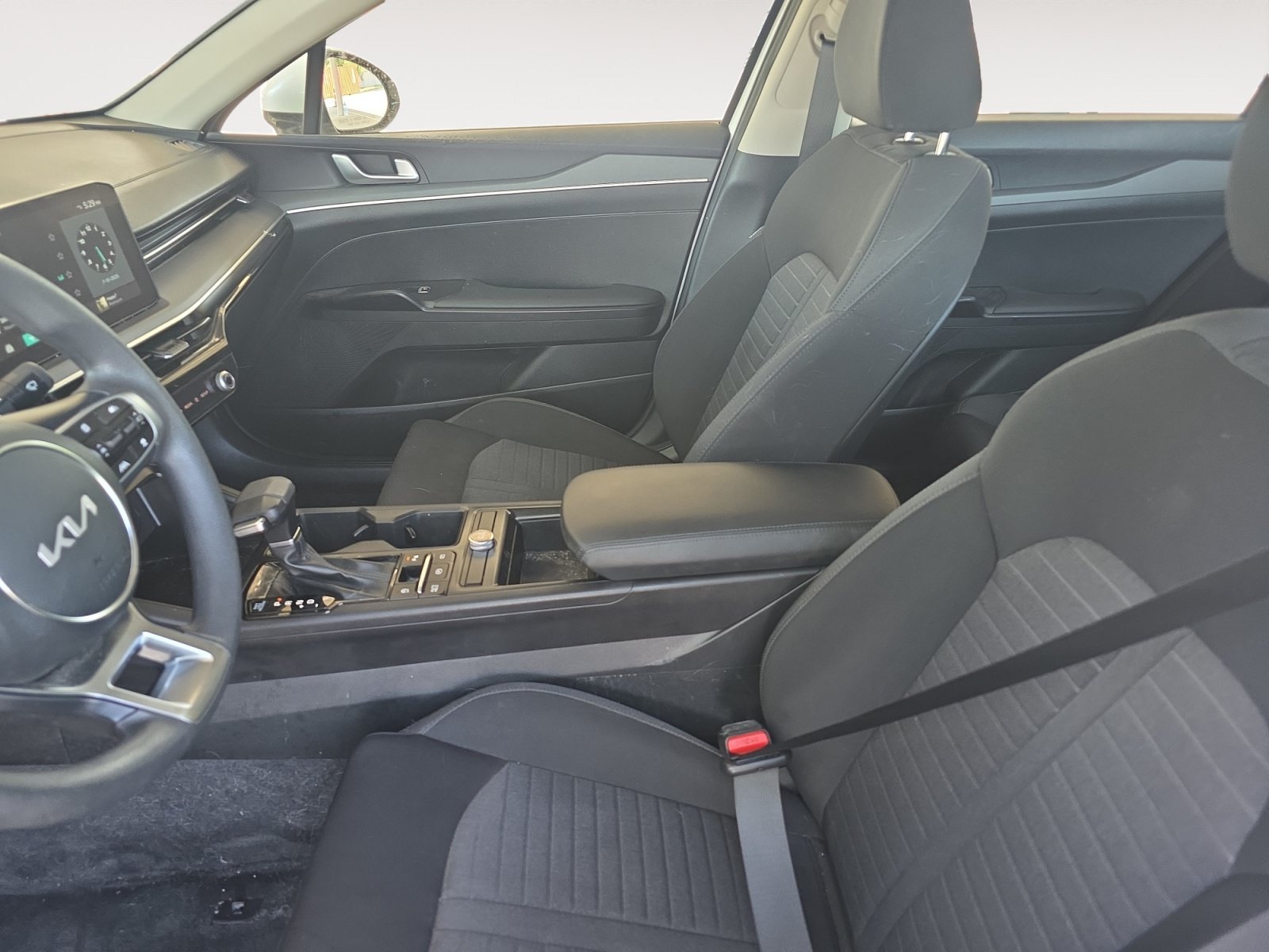Certified Used 2025 Snow White Pearl Kia LXS image 21