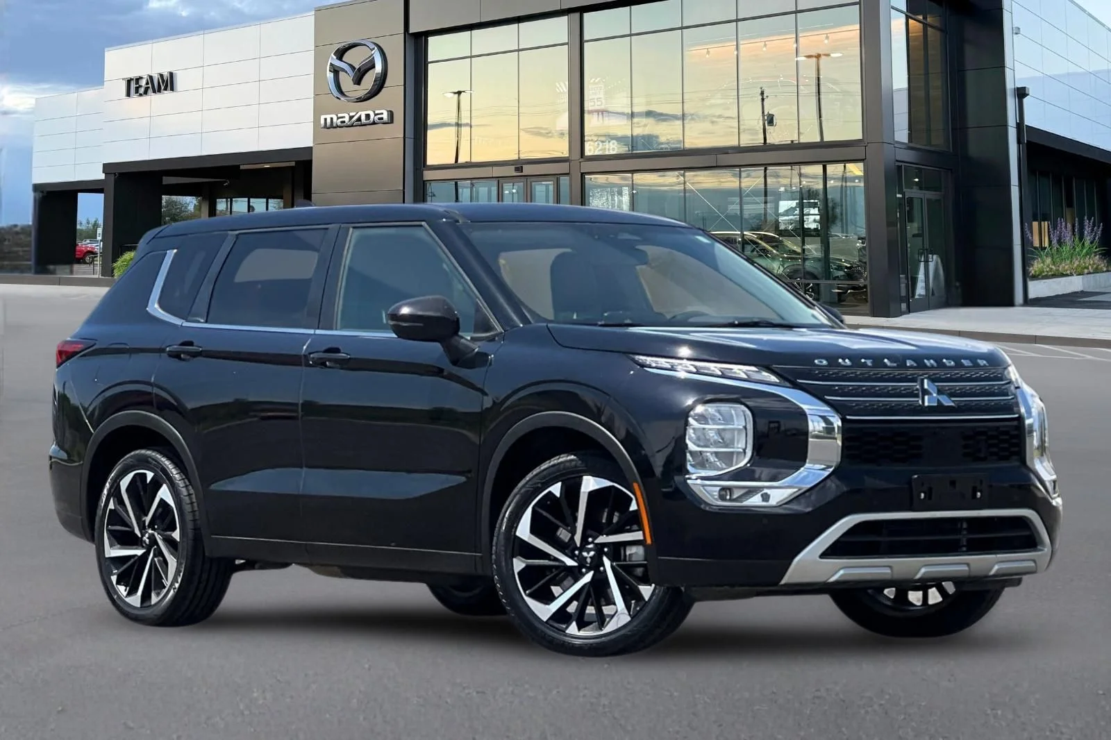 Used 2022 Black Mitsubishi SE Launch Edition image 2