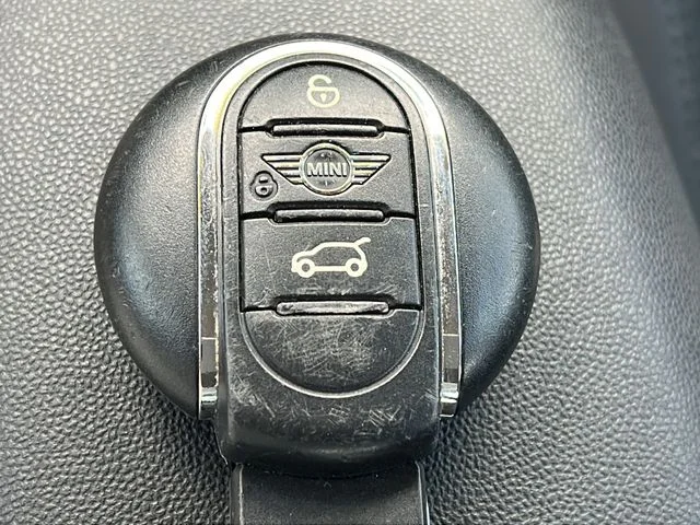 Used 2020 Red MINI Signature image 25