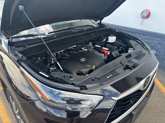 Used 2022 Amber Toyota XLE image 18