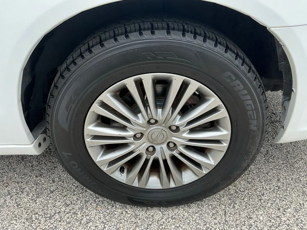 Used 2014 White Chrysler Touring-L image 30