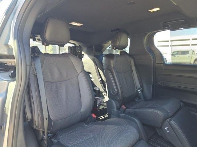 2025 Toyota Sienna Platinum - Photo 18