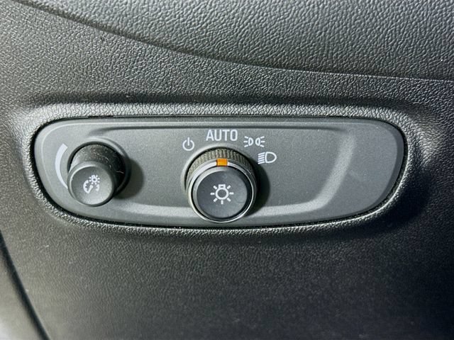 Used 2019 SUMMIT WHITE Chevrolet LT image 11