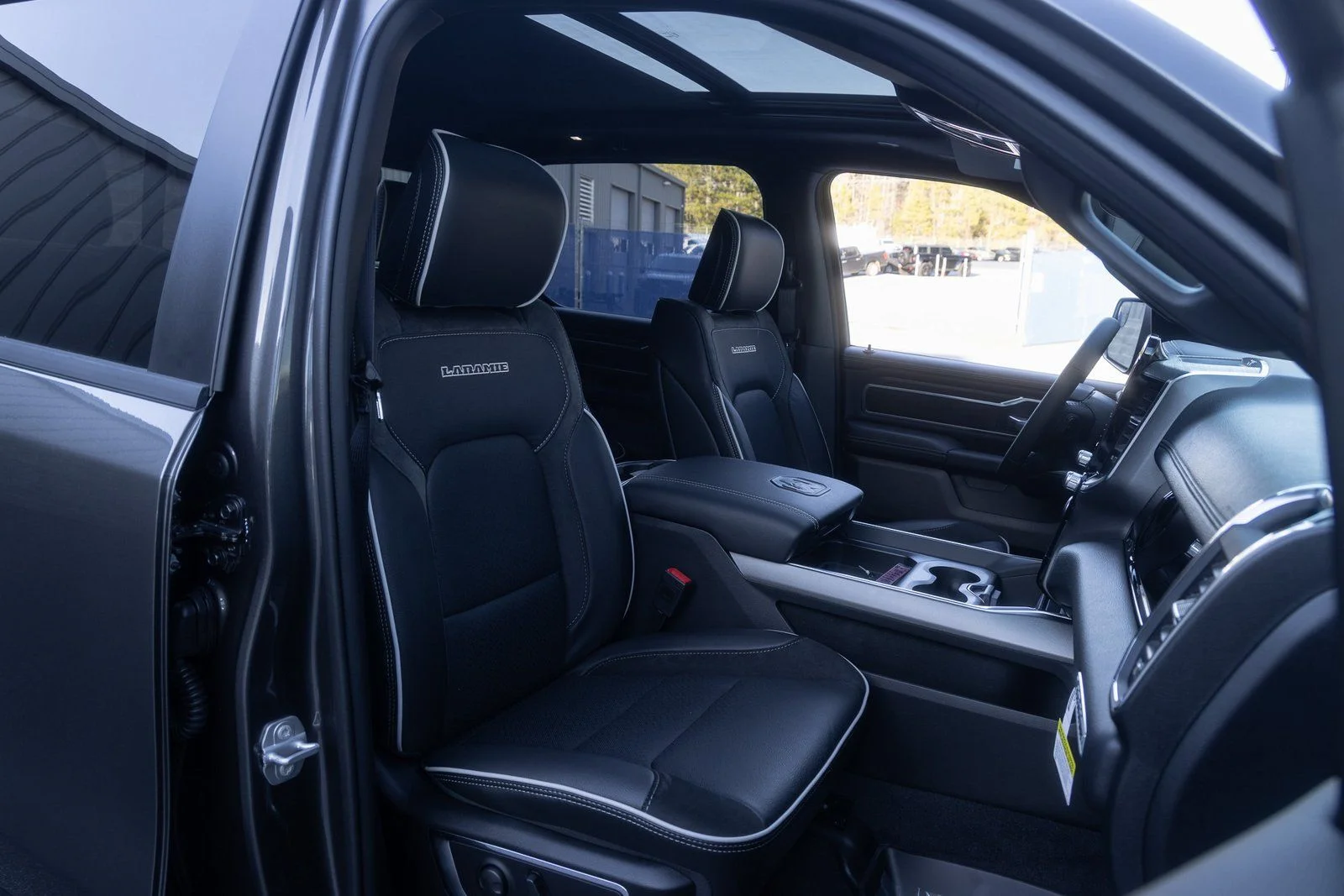 New 2026 Granite Crystal Metallic Clear-Coat Exterior Paint RAM Laramie image 23