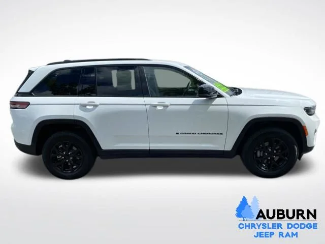 Used 2025 White Jeep Altitude image 8