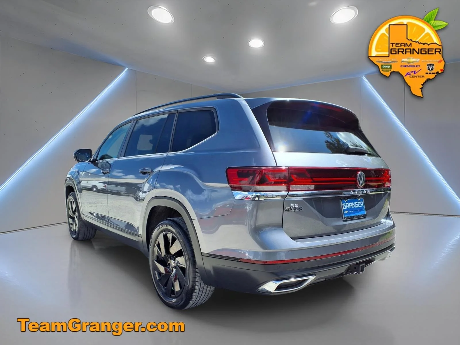 Used 2024 Gray Volkswagen 2.0T SE w/Technology image 4
