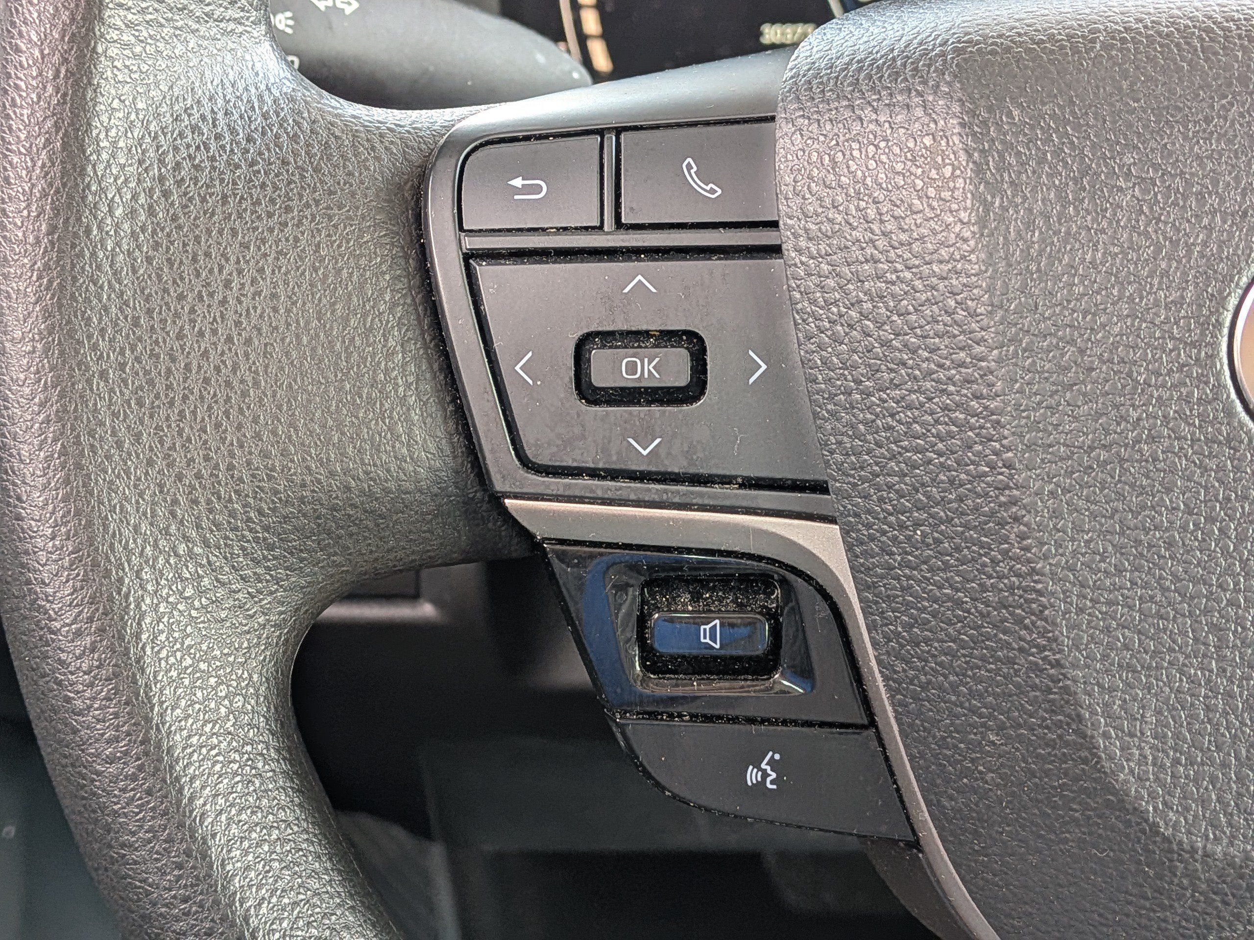 Used 2025 White Toyota LE image 23