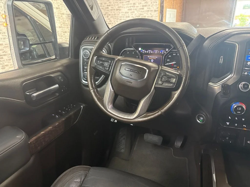 Used 2020 White Frost Tricoat GMC Denali image 17