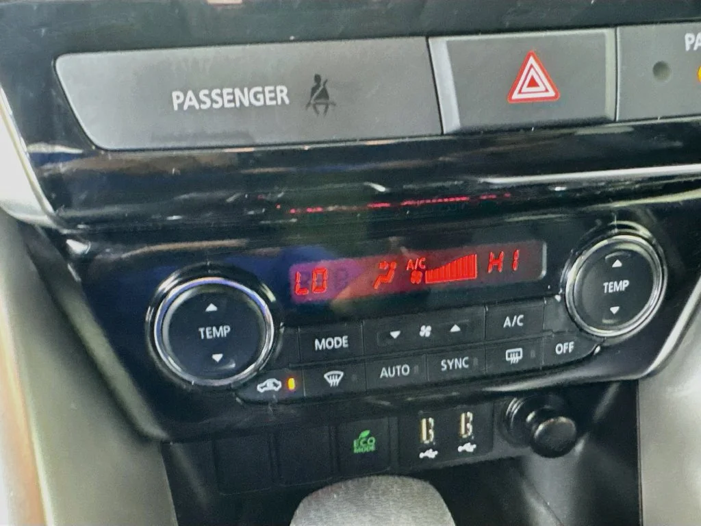 Used 2022  Mitsubishi SE image 19