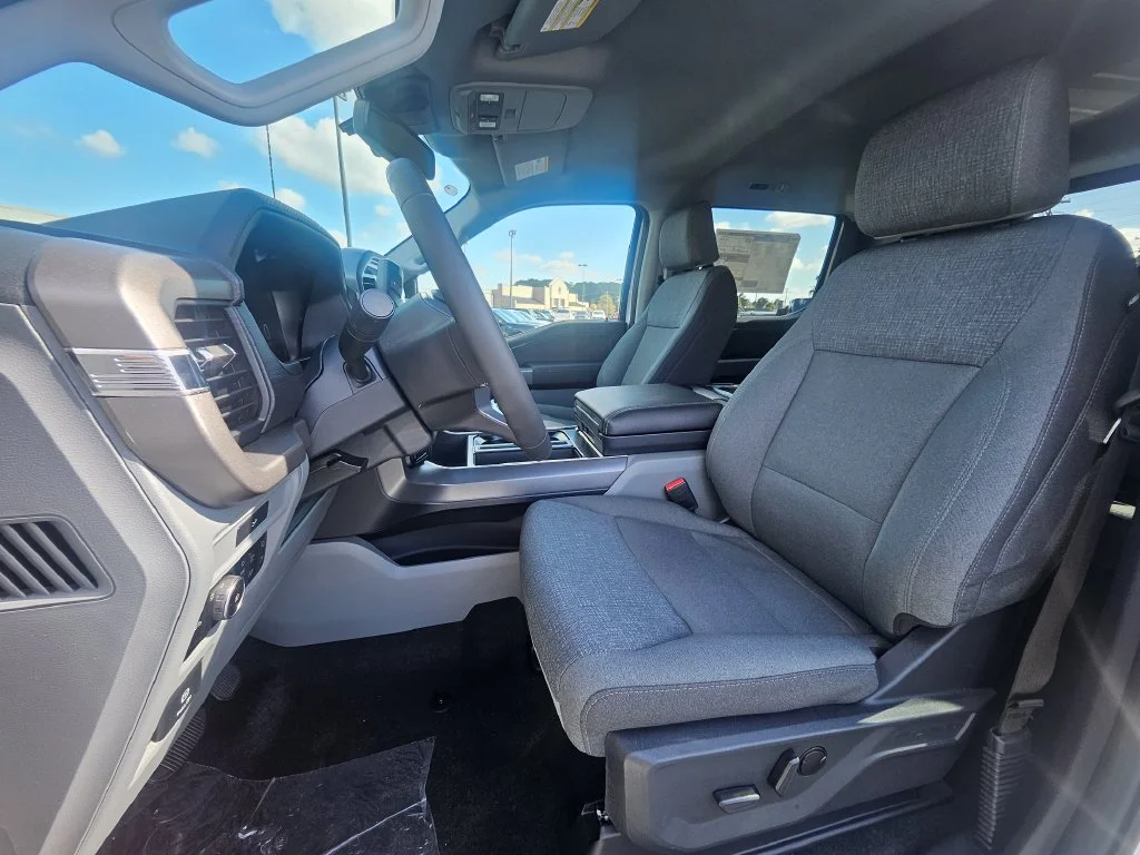 New 2026 Oxford White Ford XLT image 4