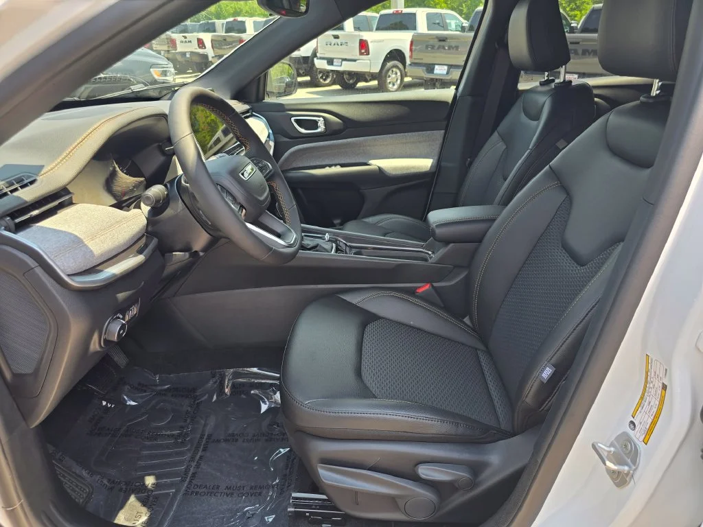 New 2026 White Jeep Latitude image 4