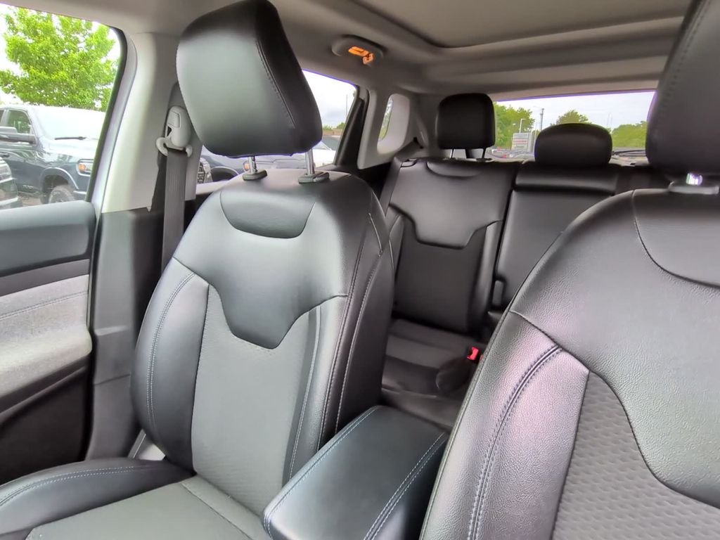 Used 2022 White Jeep Latitude image 37