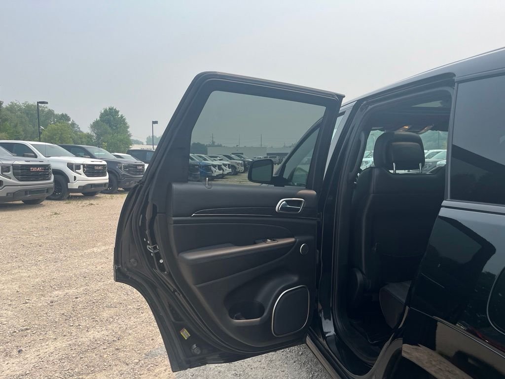 Used 2018 Diamond Black Jeep Overland image 29