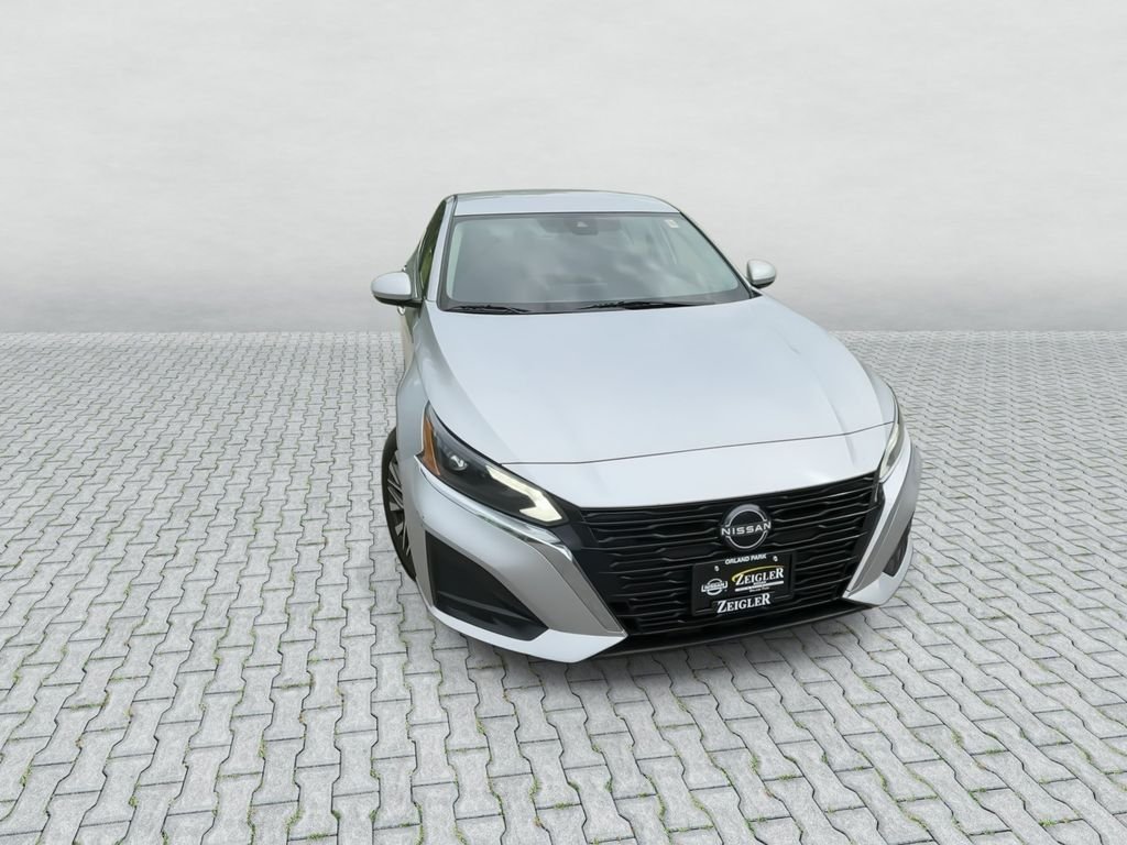 Certified Used 2023 Silver Nissan 2.5 SV image 2