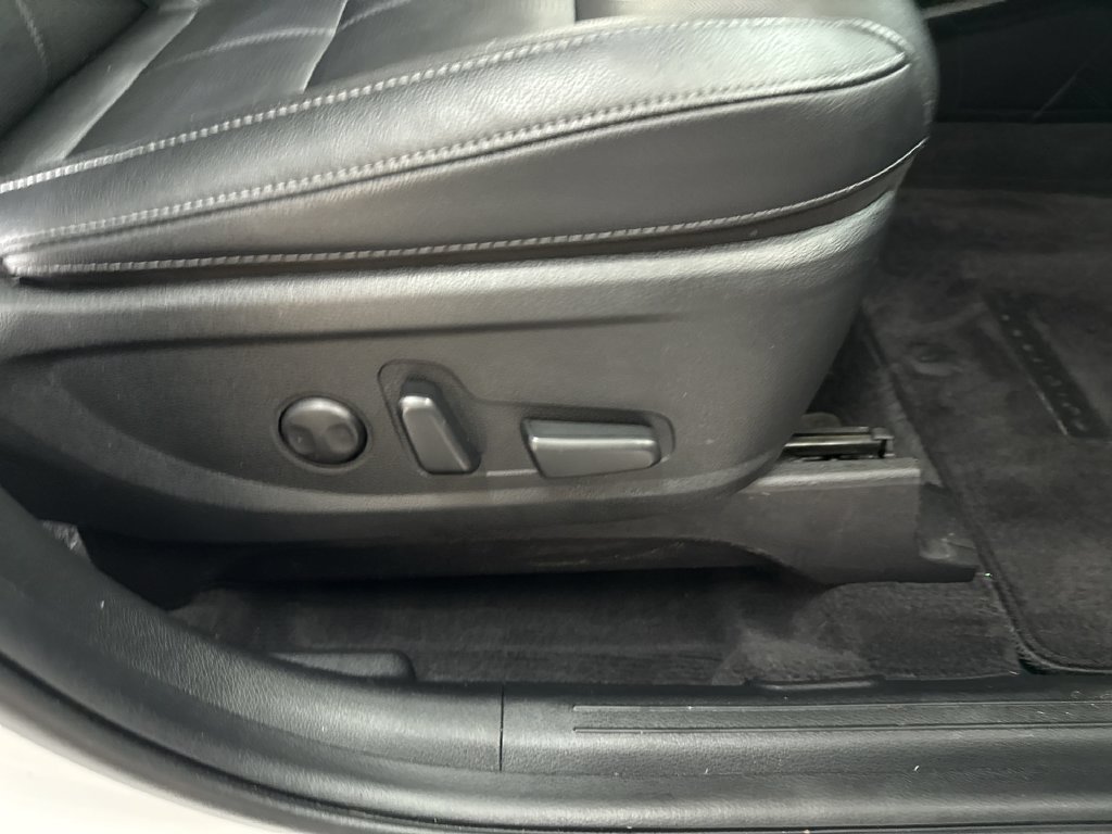 Used 2024 White Pearl Kia SX image 19
