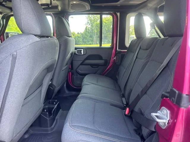 Used 2024  Jeep Sahara image 15
