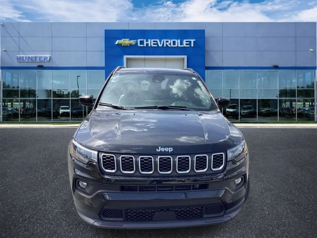 Used 2024 Diamond Black Crystal Pearlcoat Jeep Latitude image 4