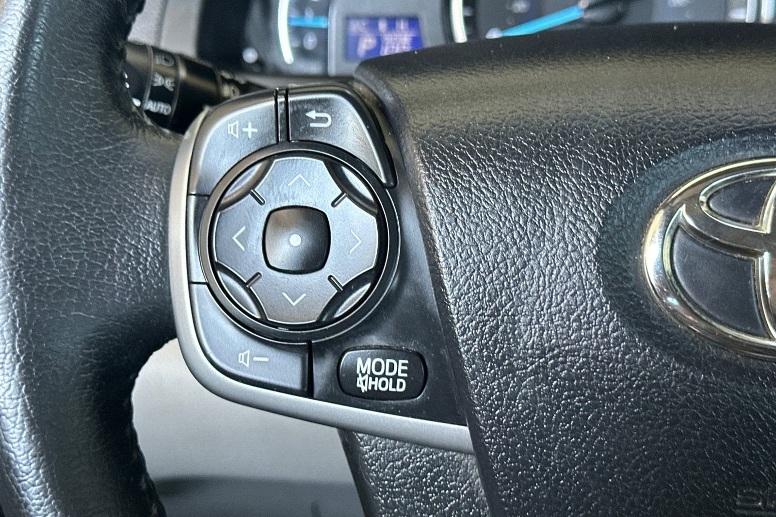 Used 2014 Silver Toyota XLE image 25