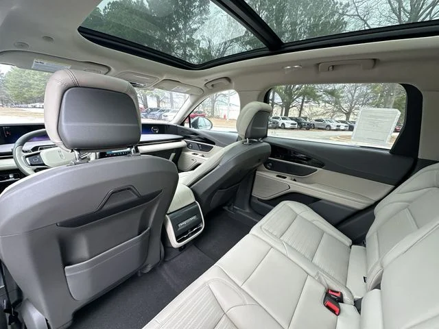 Used 2025 White Lincoln Reserve image 24