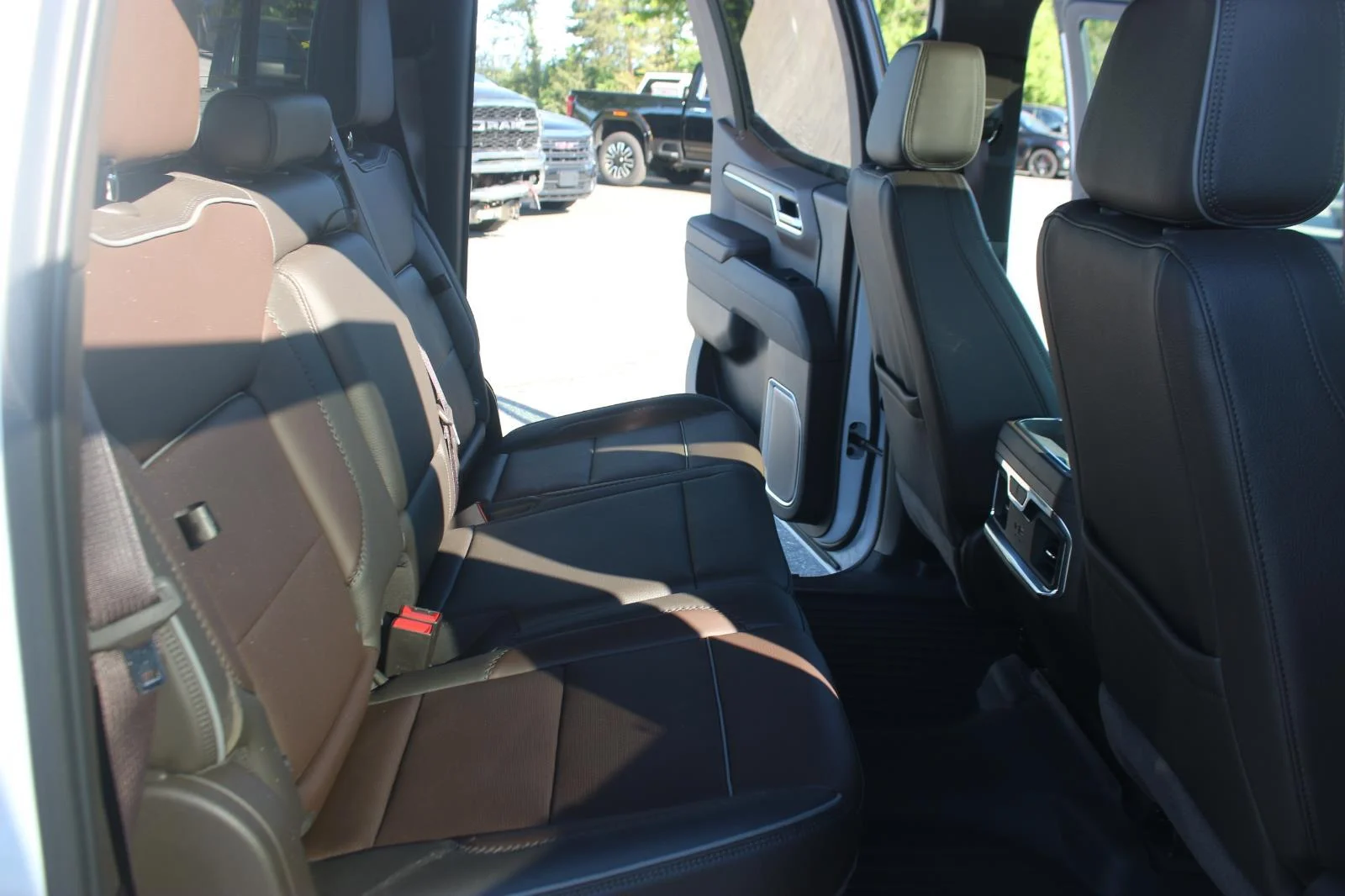 Used 2025 White Frost Tricoat GMC Denali image 37