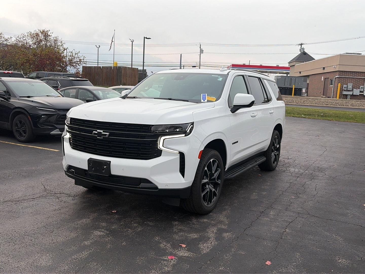 Used 2023 Wh Chevrolet  image 3