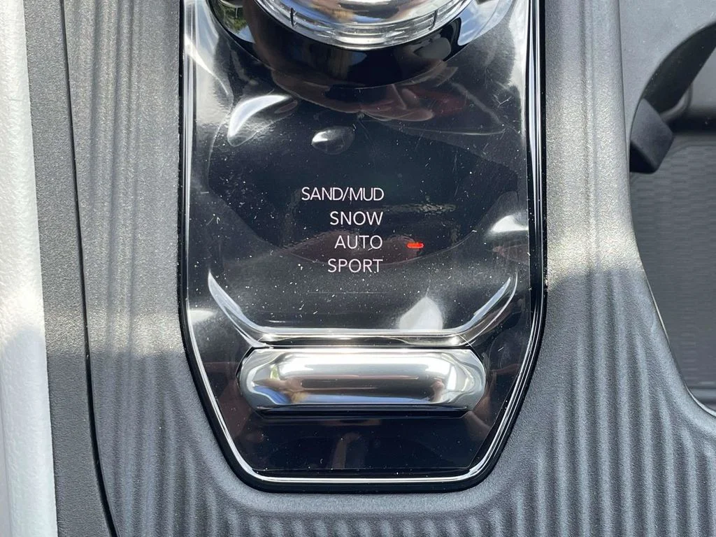 New 2026 Diamond Black Crystal Pearlcoat Jeep Laredo image 38