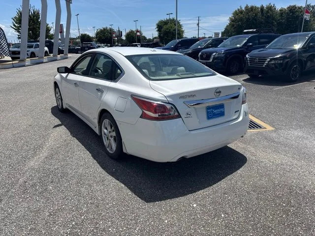 Used 2014 White Nissan 2.5 SV image 6