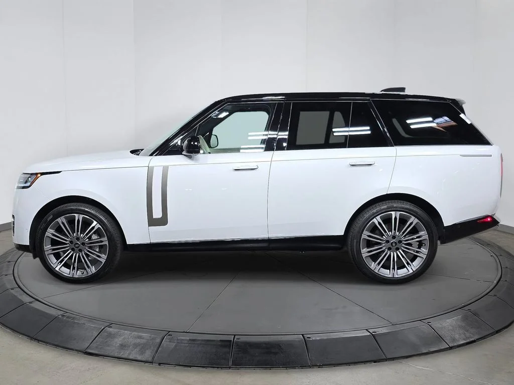 Used 2025  Land Rover SE image 2