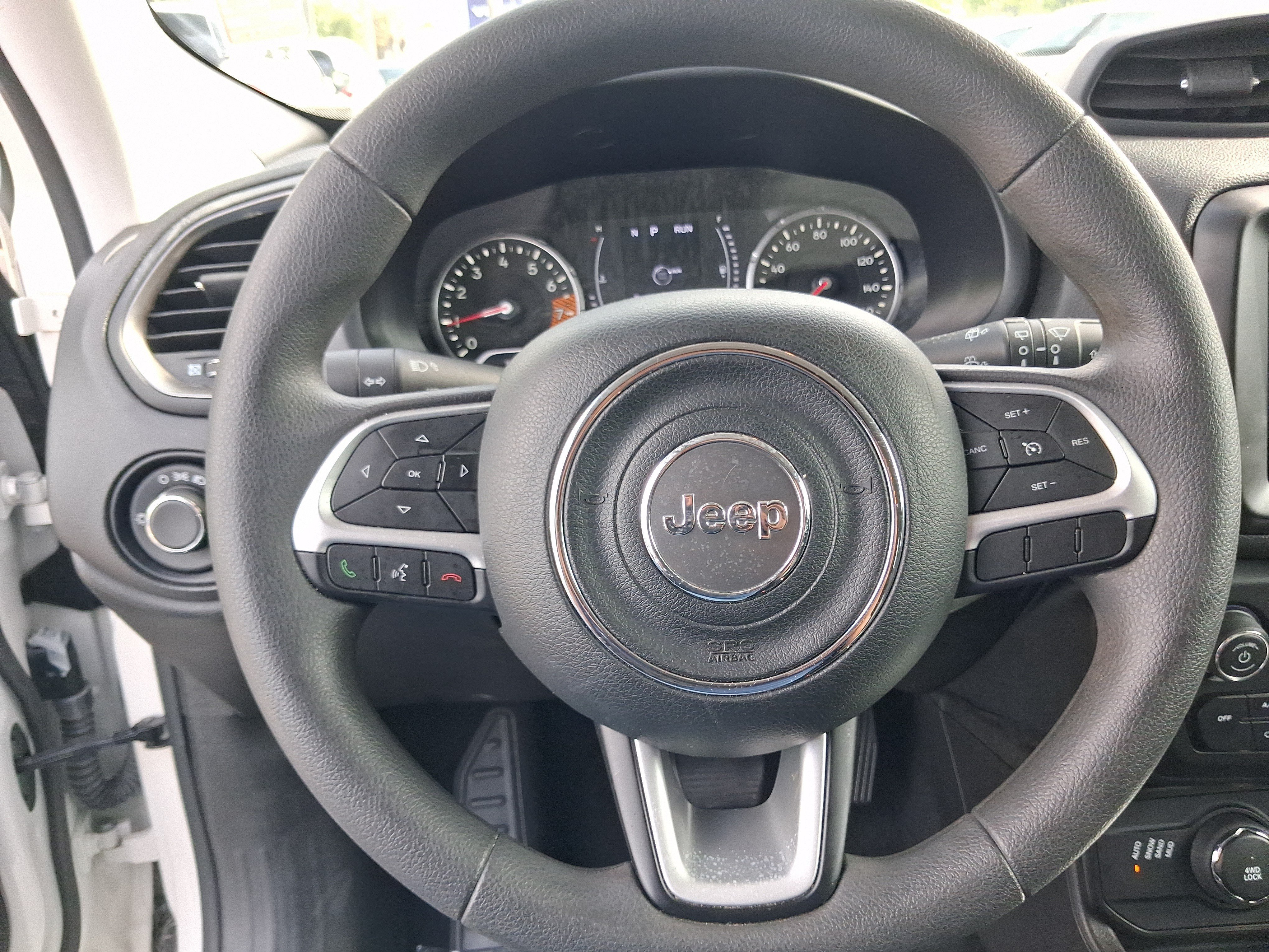 Used 2023 White Jeep Latitude image 12