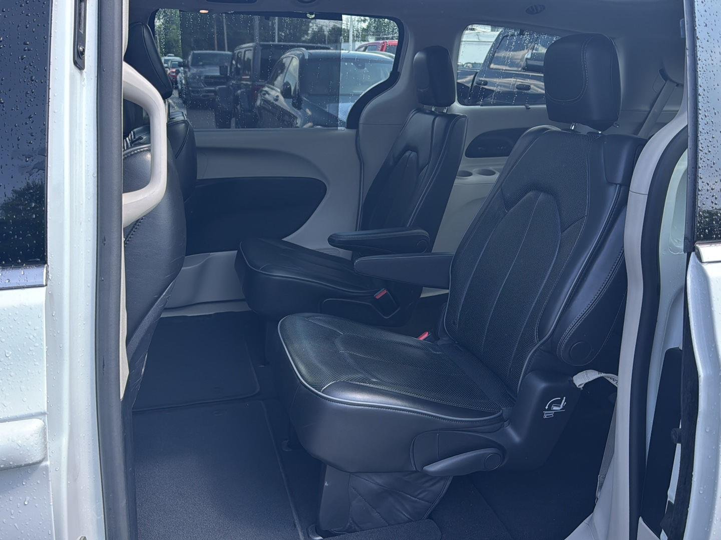Used 2019 Bright White Clearcoat Chrysler Limited image 8