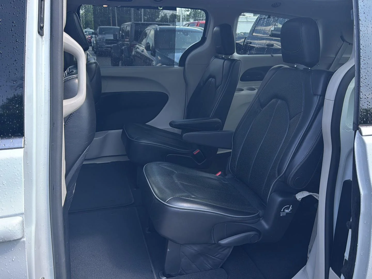 Used 2019 Bright White Clearcoat Chrysler Limited image 8