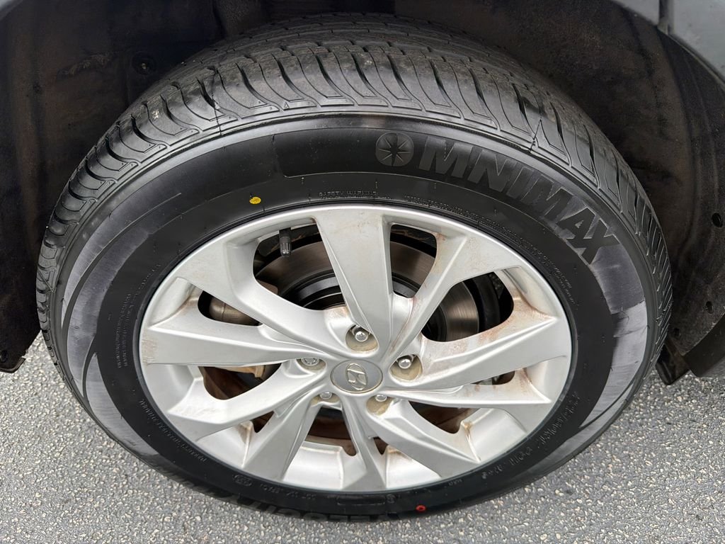Used 2019 Silver Hyundai SE image 17
