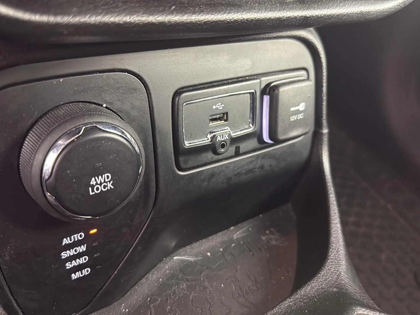 Used 2017 Granite Crystal Metallic Clearcoat Jeep Latitude image 14