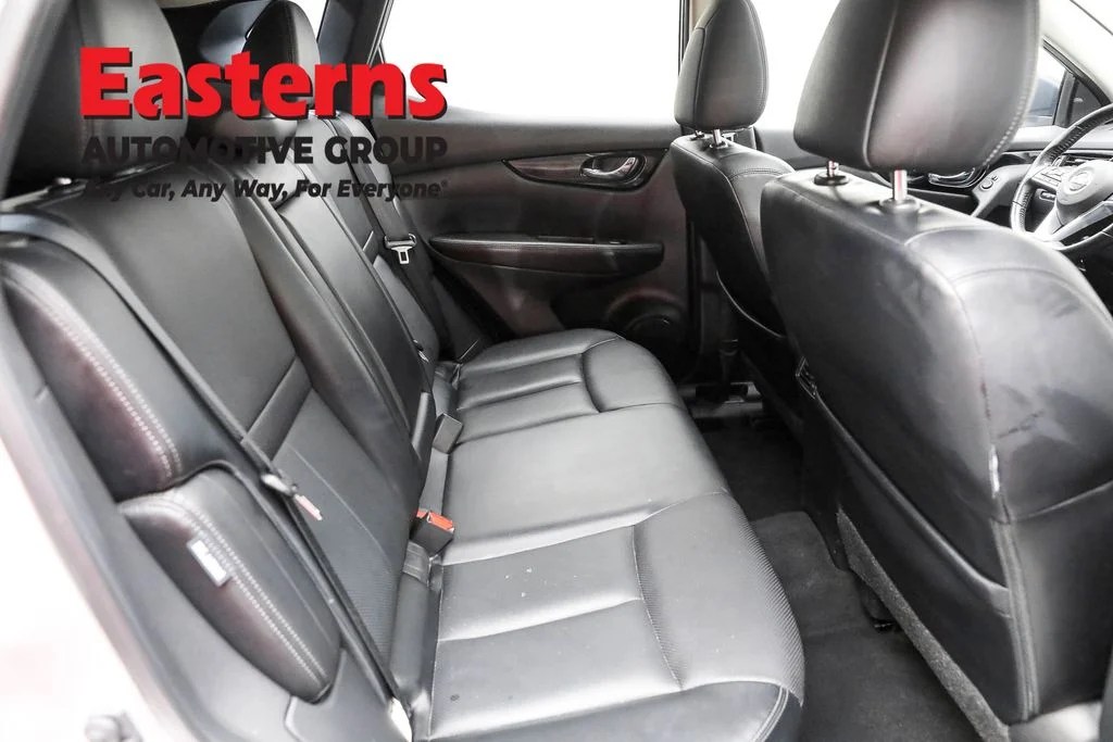 Used 2022 Silver Nissan SL image 22