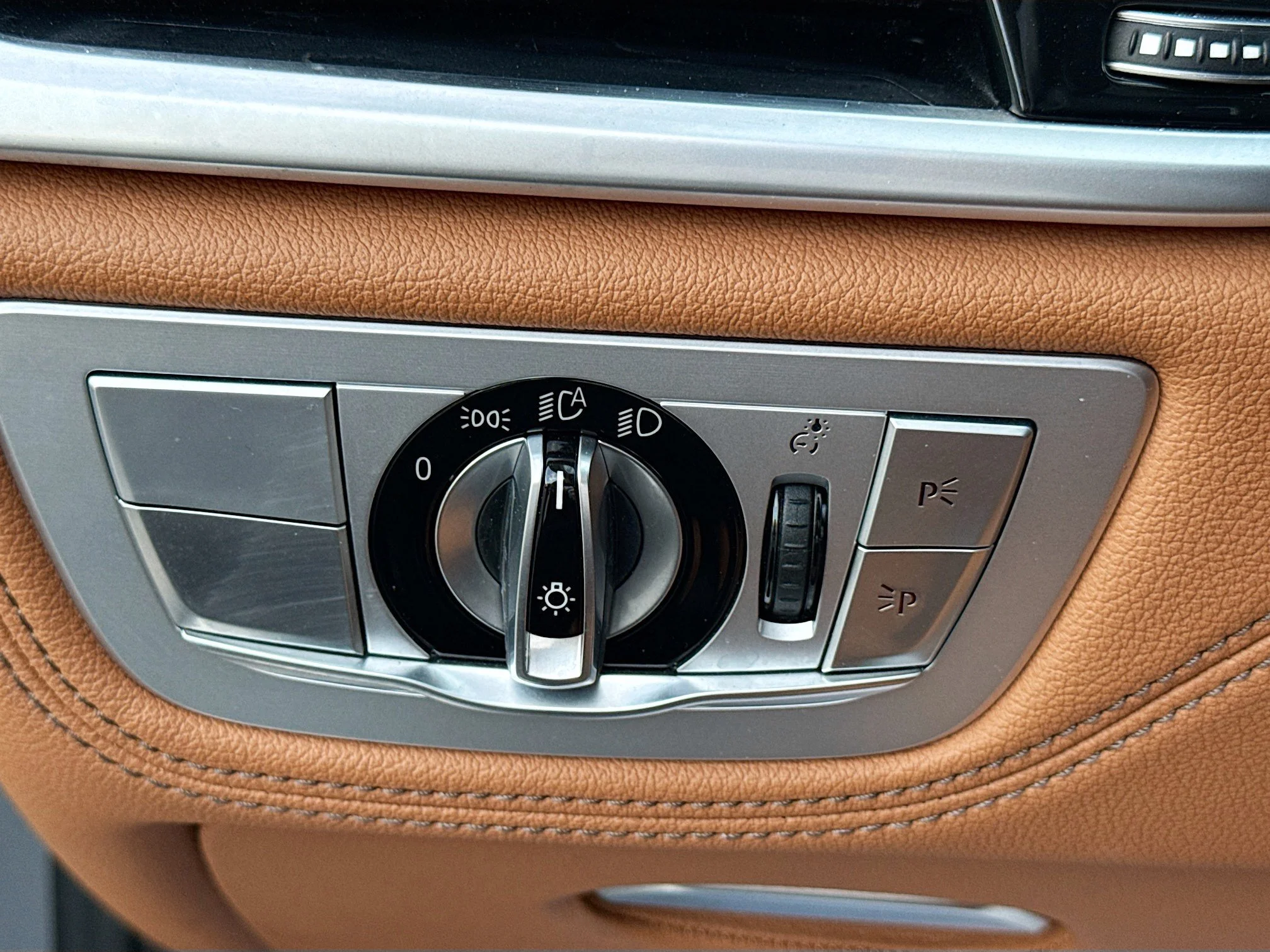 Used 2021 Bernina Grey Amber Effect BMW 750i xDrive image 36
