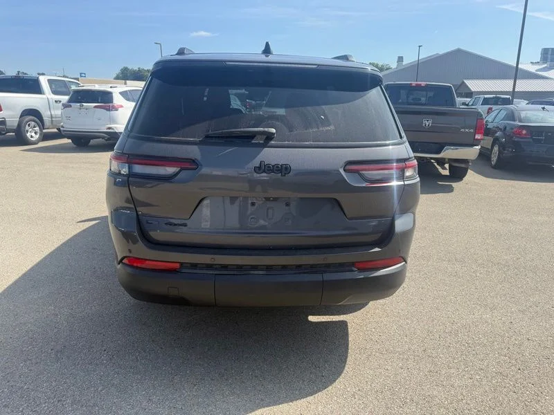 Used 2022 Gray Jeep Altitude image 17
