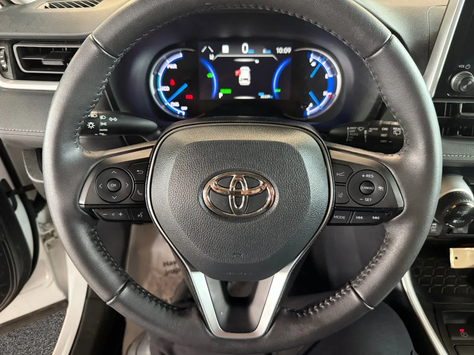 Used 2024 Ice Cap Toyota Hybrid XLE image 13