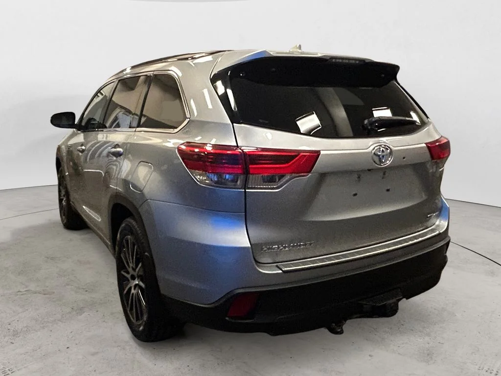 Used 2017 Celestial Silver Toyota XLE V6 image 3