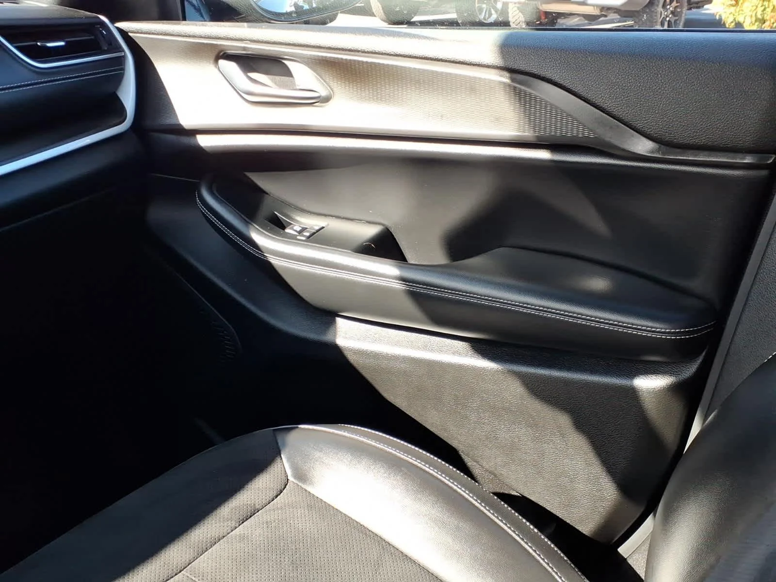 Used 2023 Baltic Gray Metallic Clearcoat Jeep Altitude image 16