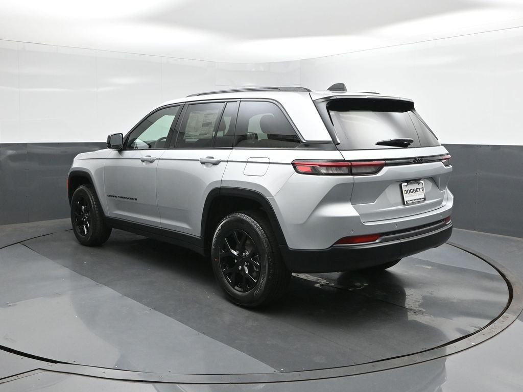 New 2026 Silver Zynith Exterior Paint Jeep Altitude image 5